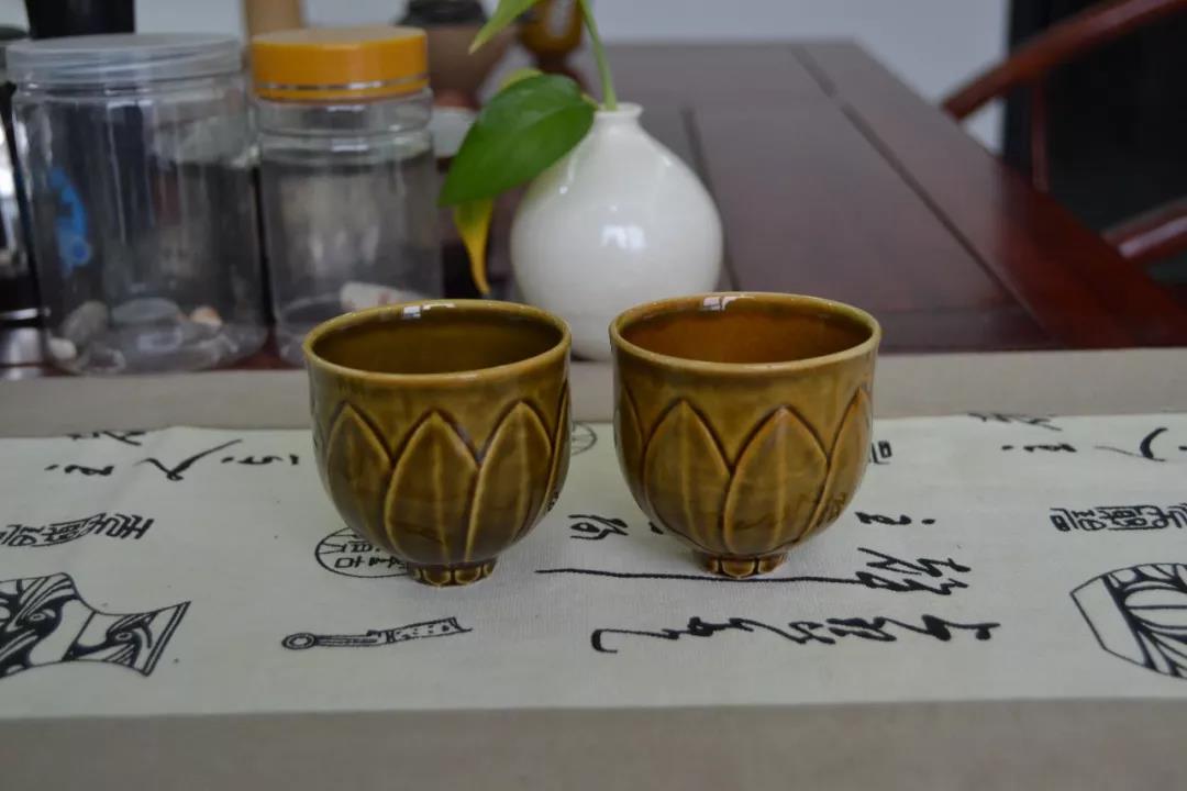 大宋定窯九瓣蓮花杯，如盛開的蓮花綻放在茶案之上