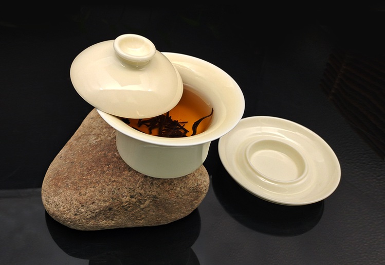 大宋定窯設(shè)計(jì)的白瓷蓋碗，白中閃黃，溫潤(rùn)如玉